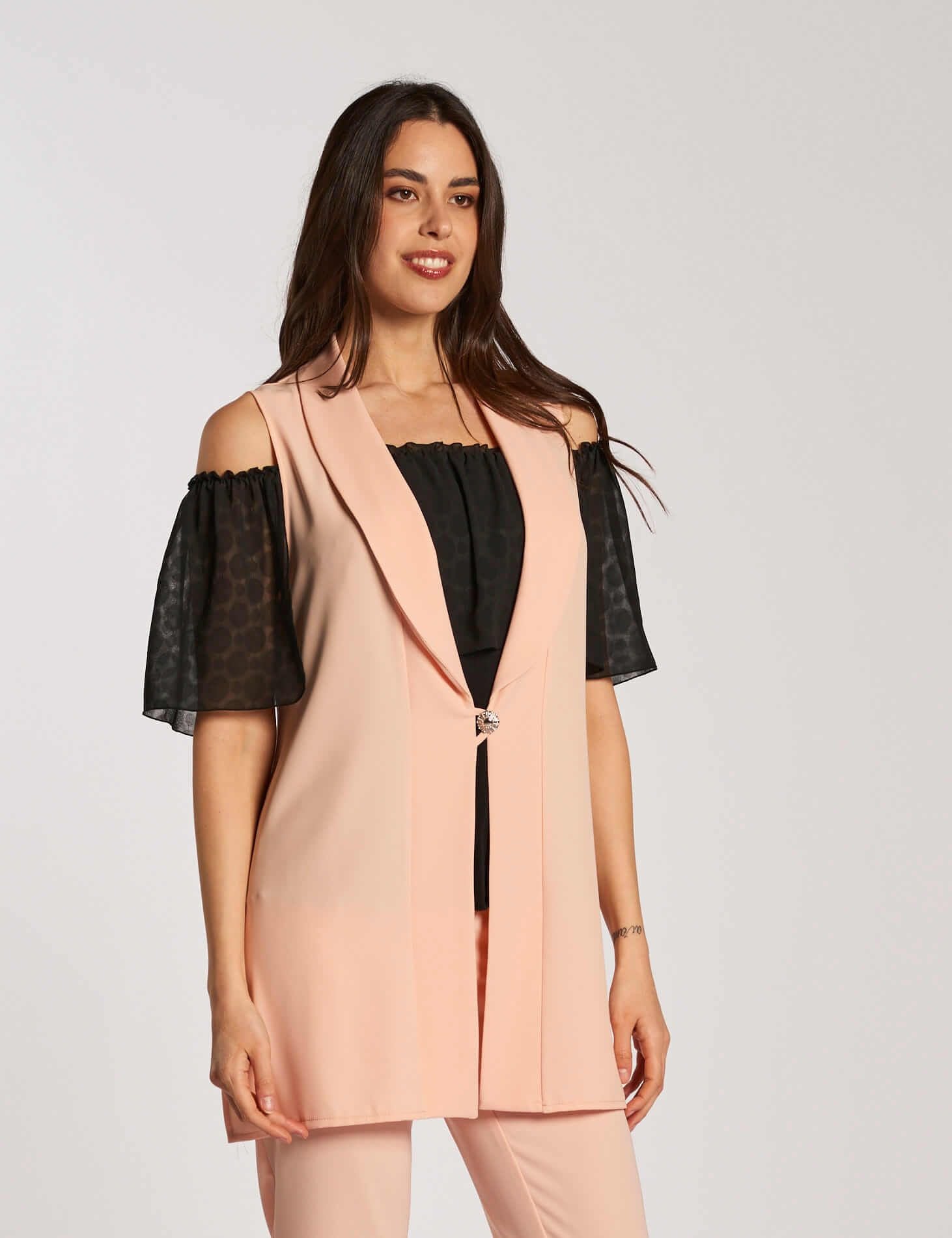 Gilet con scollo a scialle e bottone