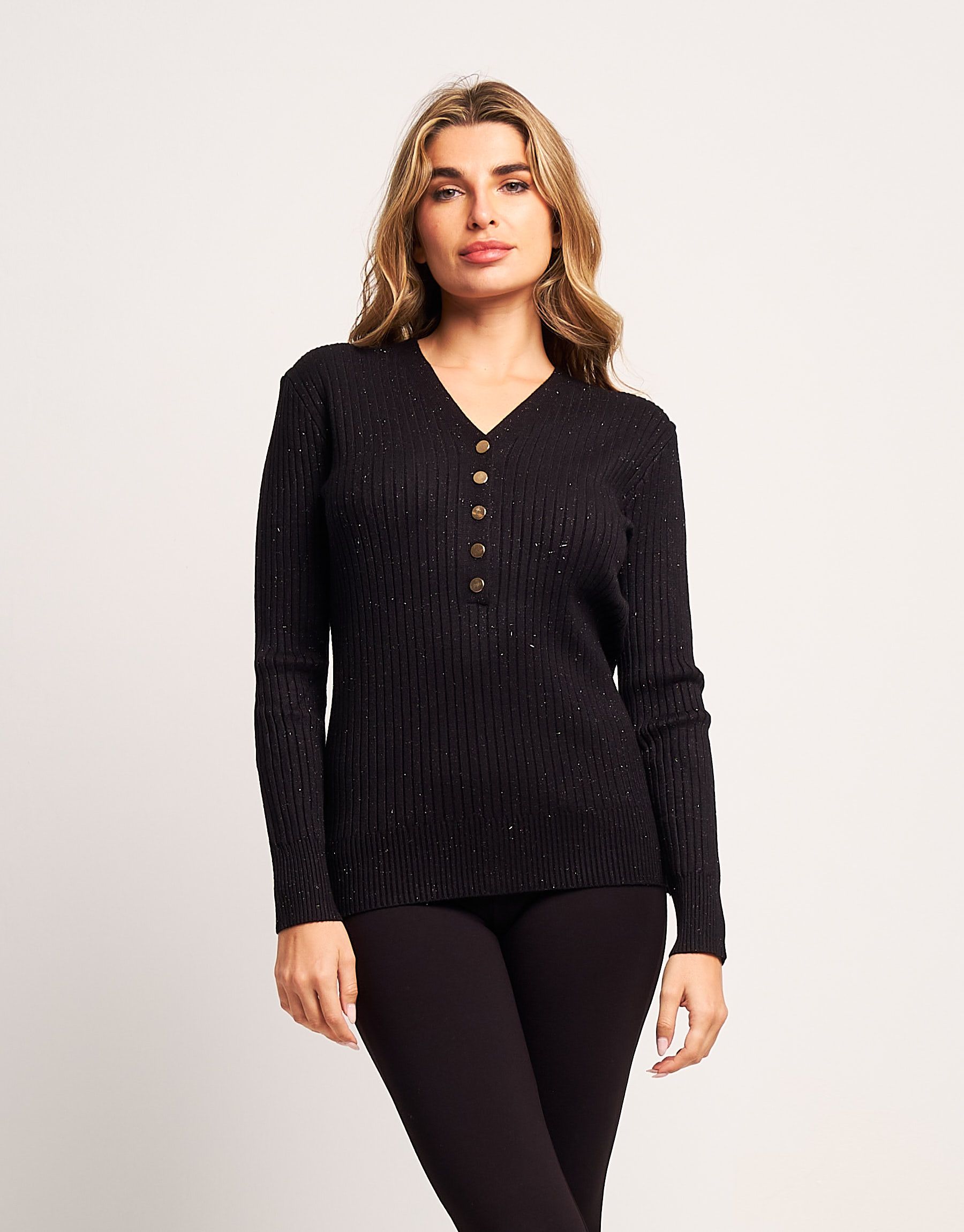 Maglia a coste con bottoni sullo scollo