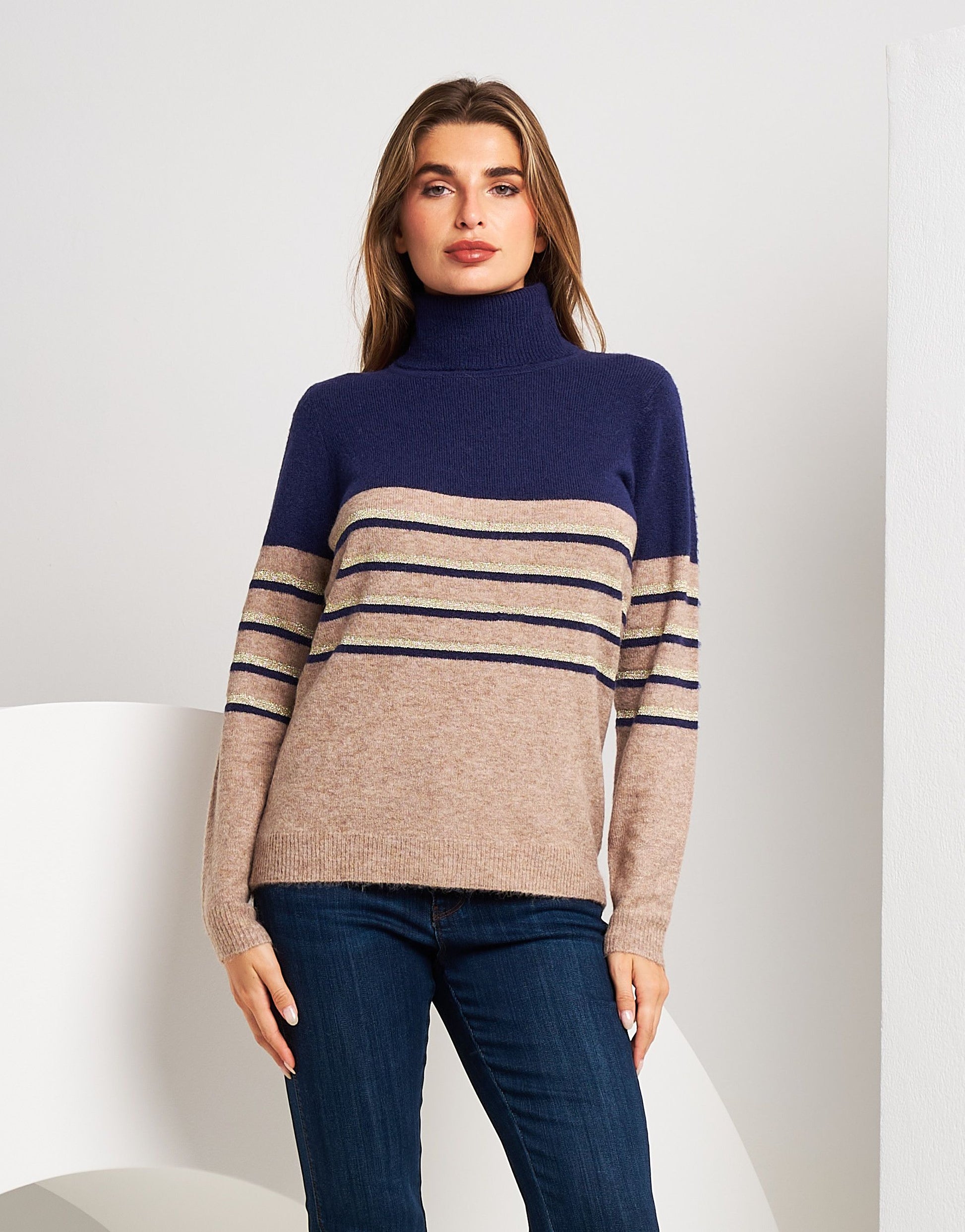 Maglia a righe bicolore con collo alto