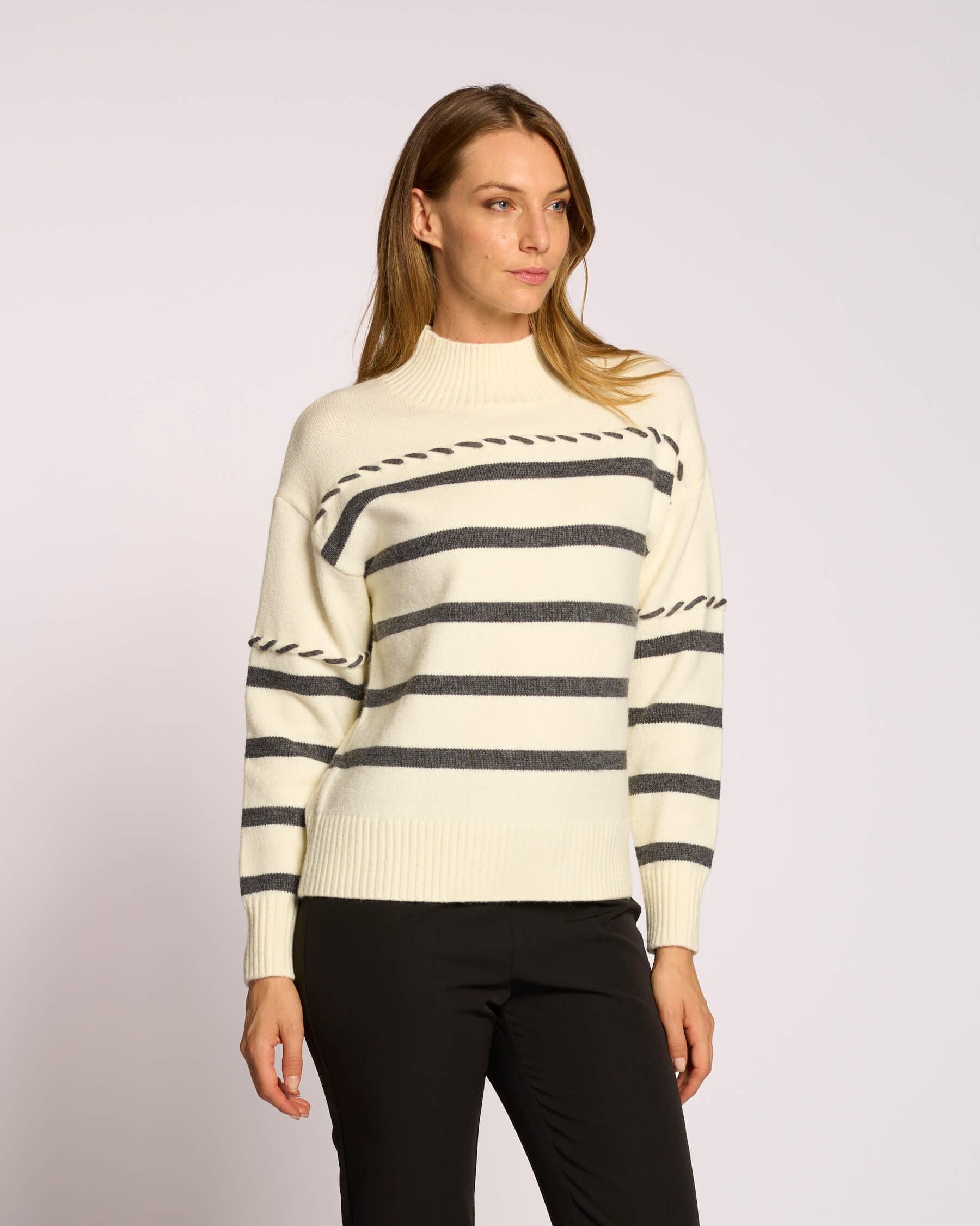 Maglia a righe con collo e intreccio