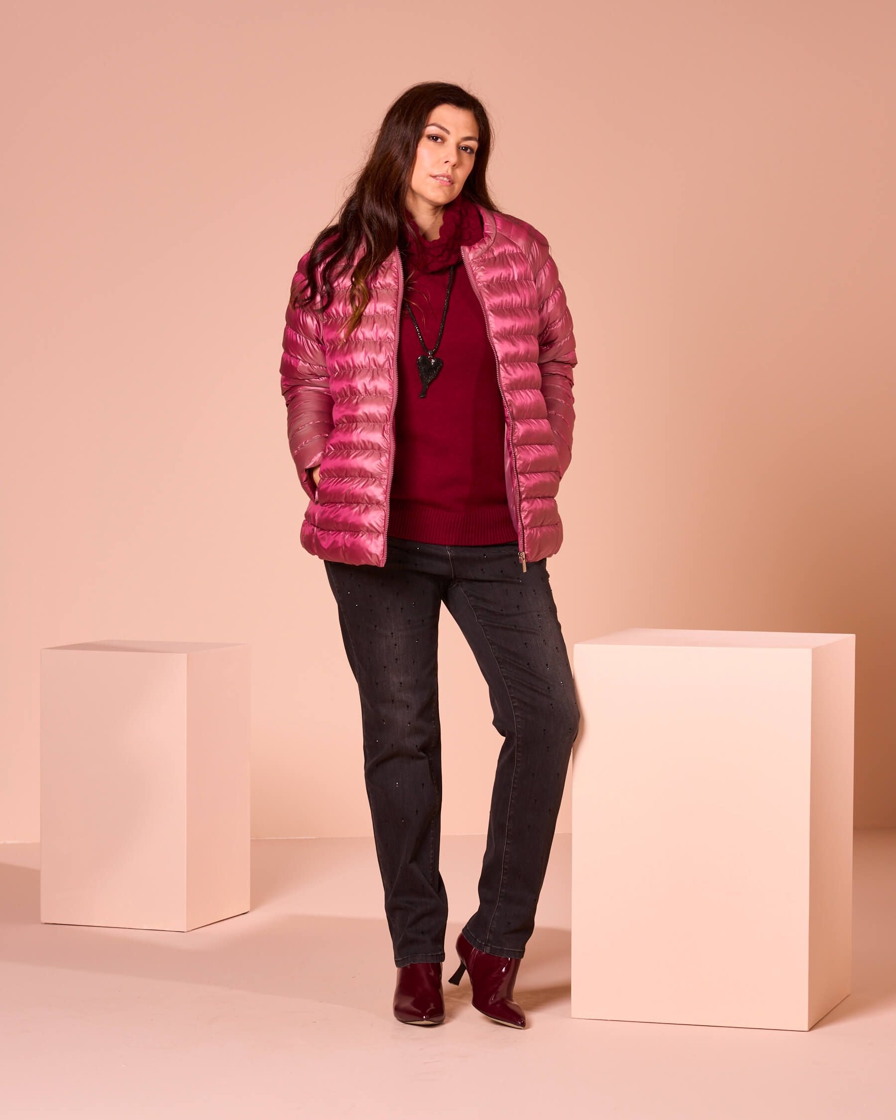 Maglia collo alto con ricami curvy