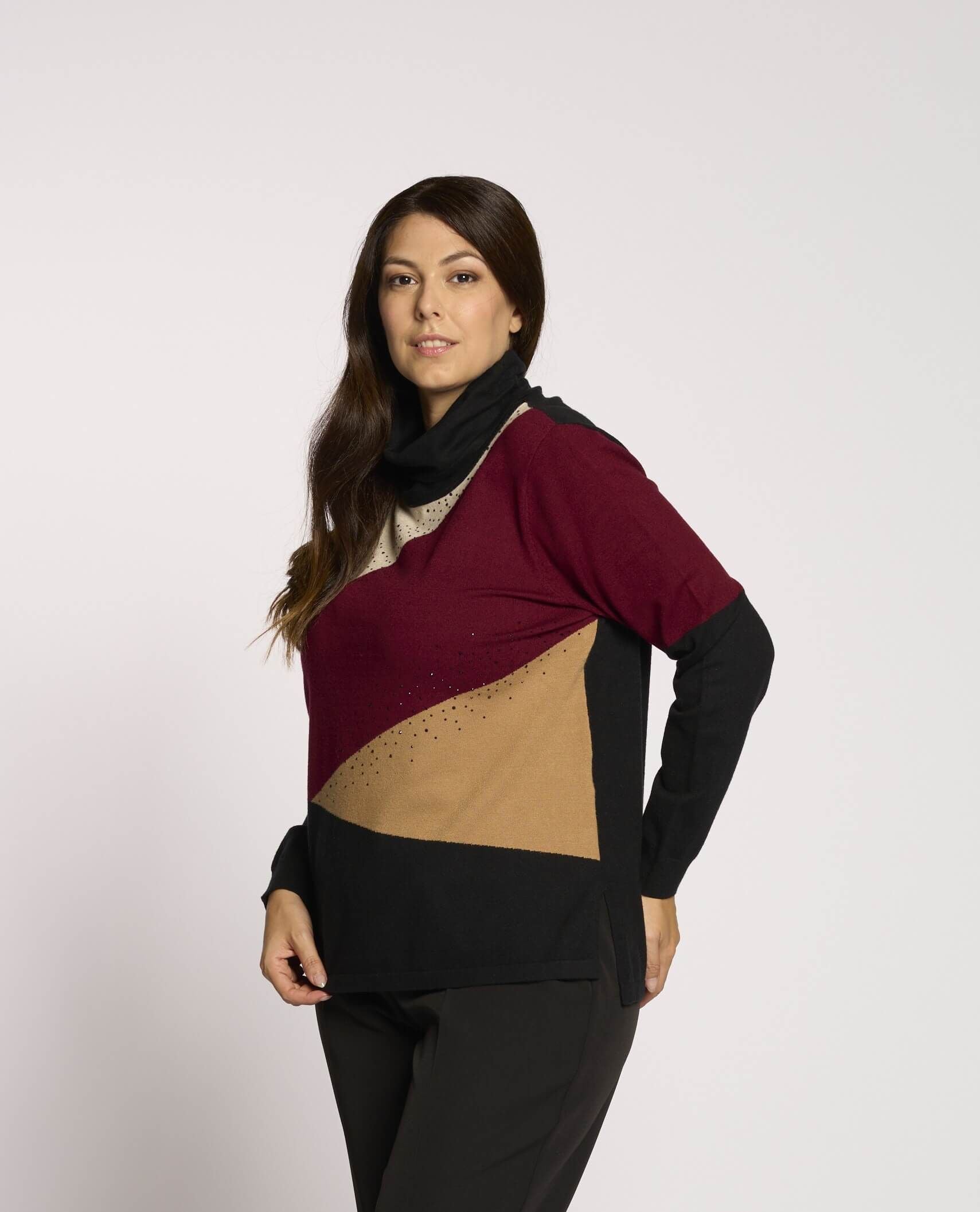 Maglia collo alto con strass neri curvy
