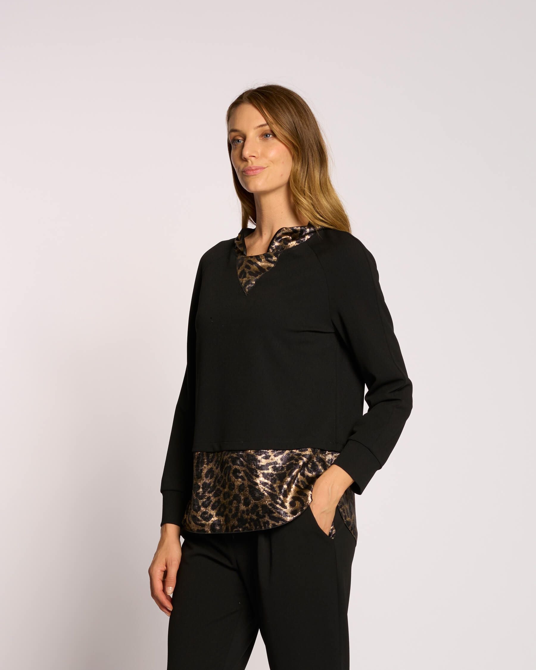 Maglia con cappuccio e riporti maculati