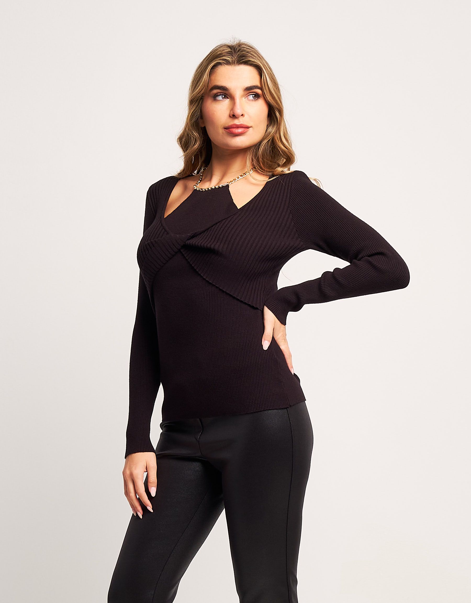 Maglia con catena oro al collo