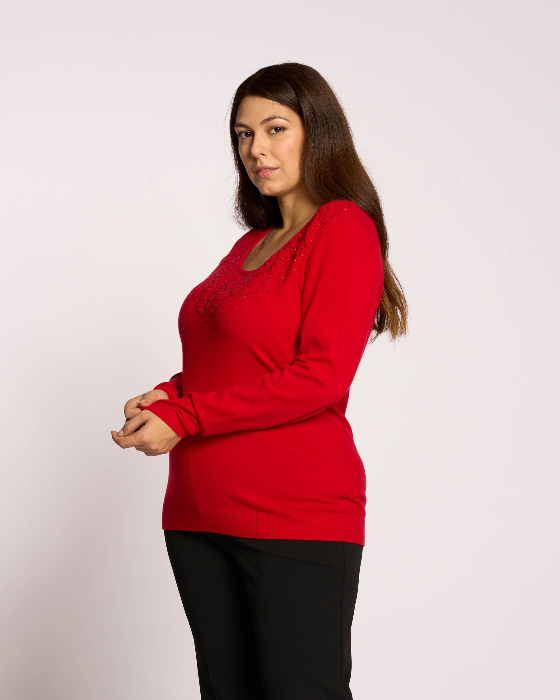 Maglia con fiori e strass sullo scollo curvy
