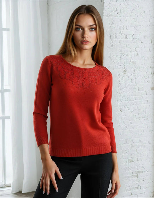 Maglia con fiori e strass sullo scollo