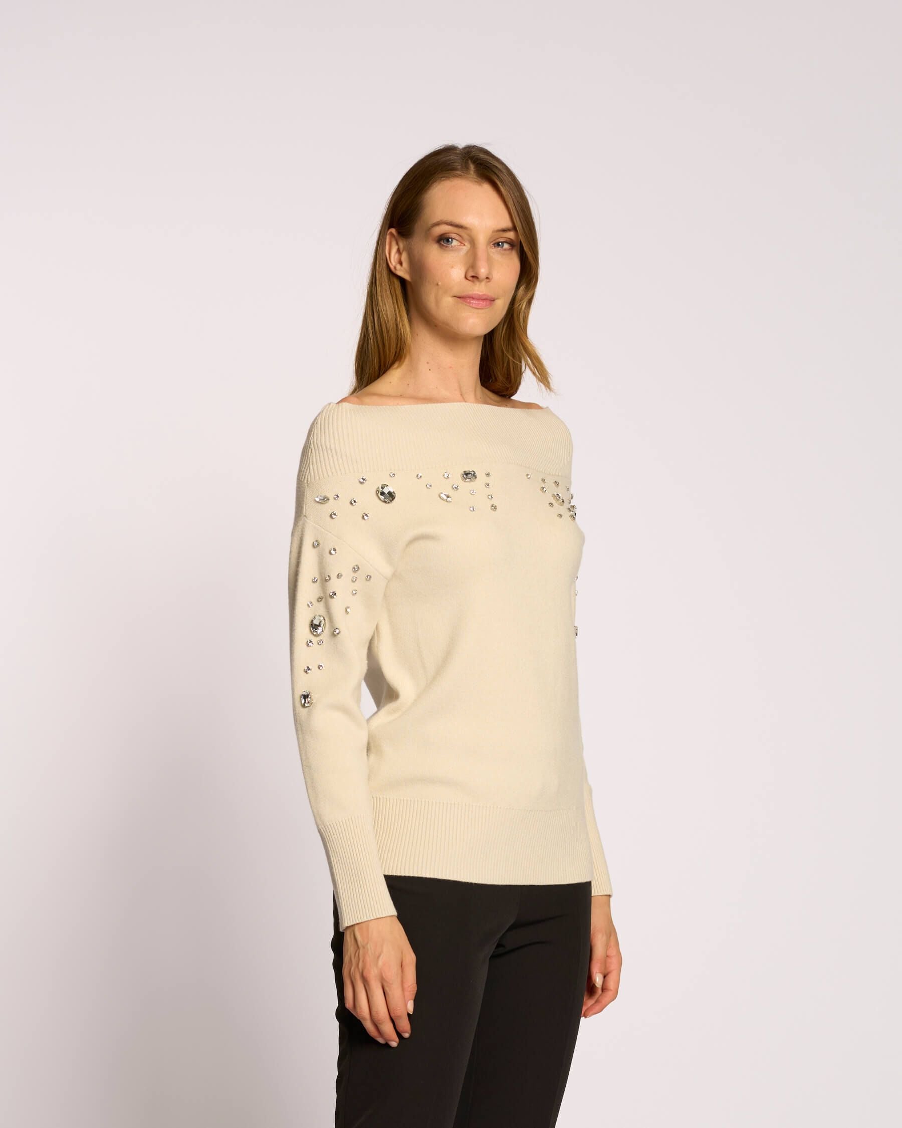 Maglia con spalle scoperte e pietre