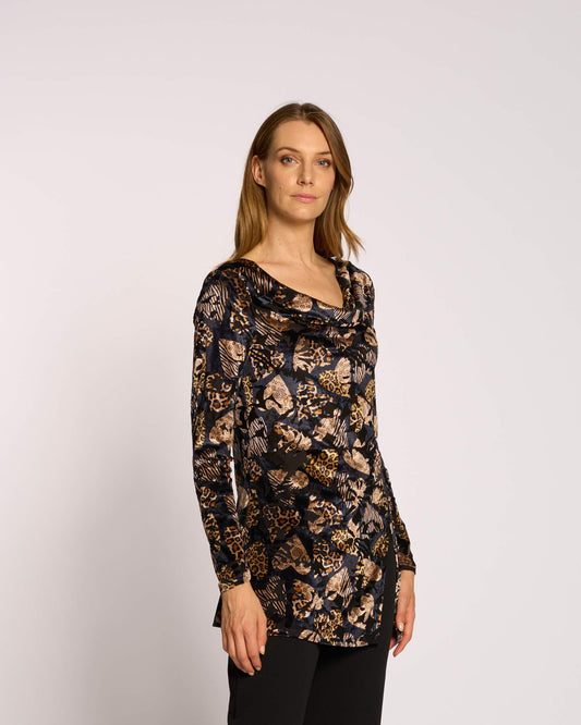 Maglia in ciniglia con collo a cappuccio e spacco