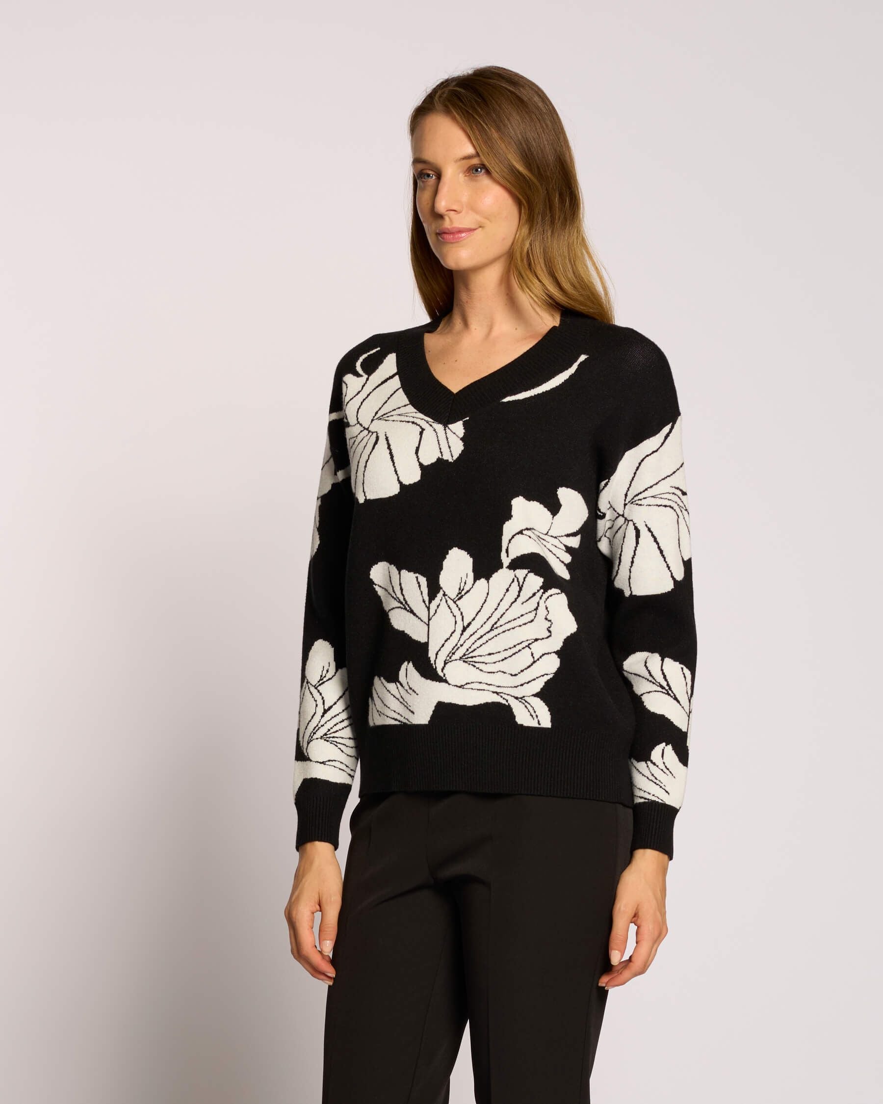 Maglione spalla scesa con fiori