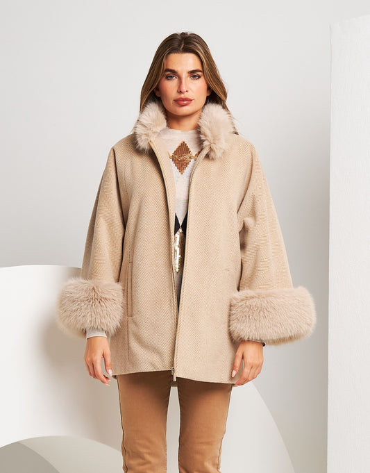 Mantella con zip e bordi in ecopelliccia