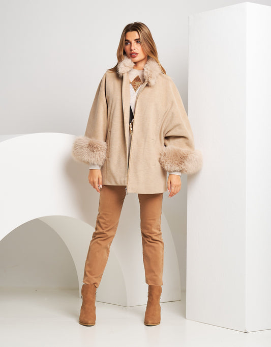 Mantella con zip e bordi in ecopelliccia