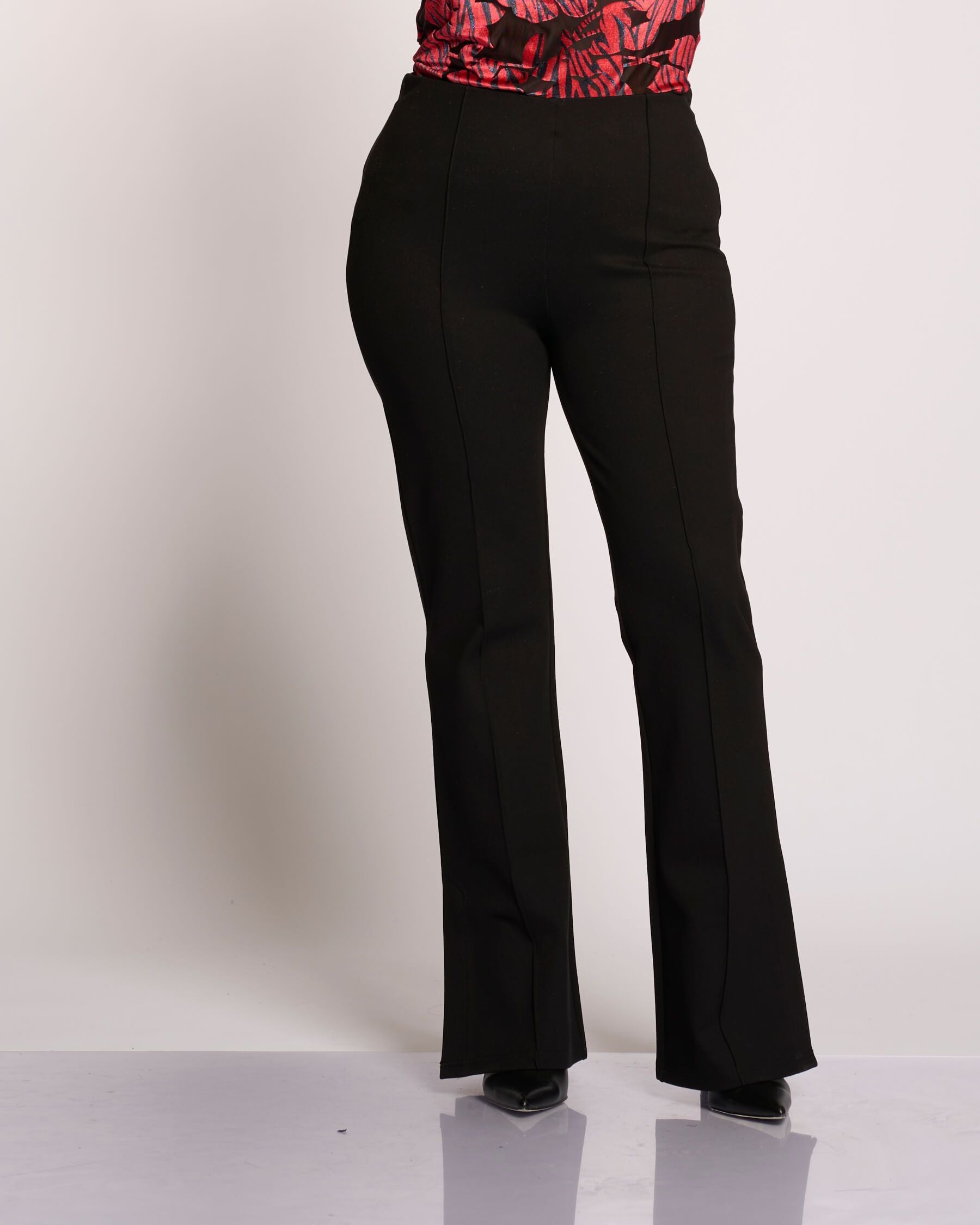 Pantalone a zampa con impuntura e spacco curvy