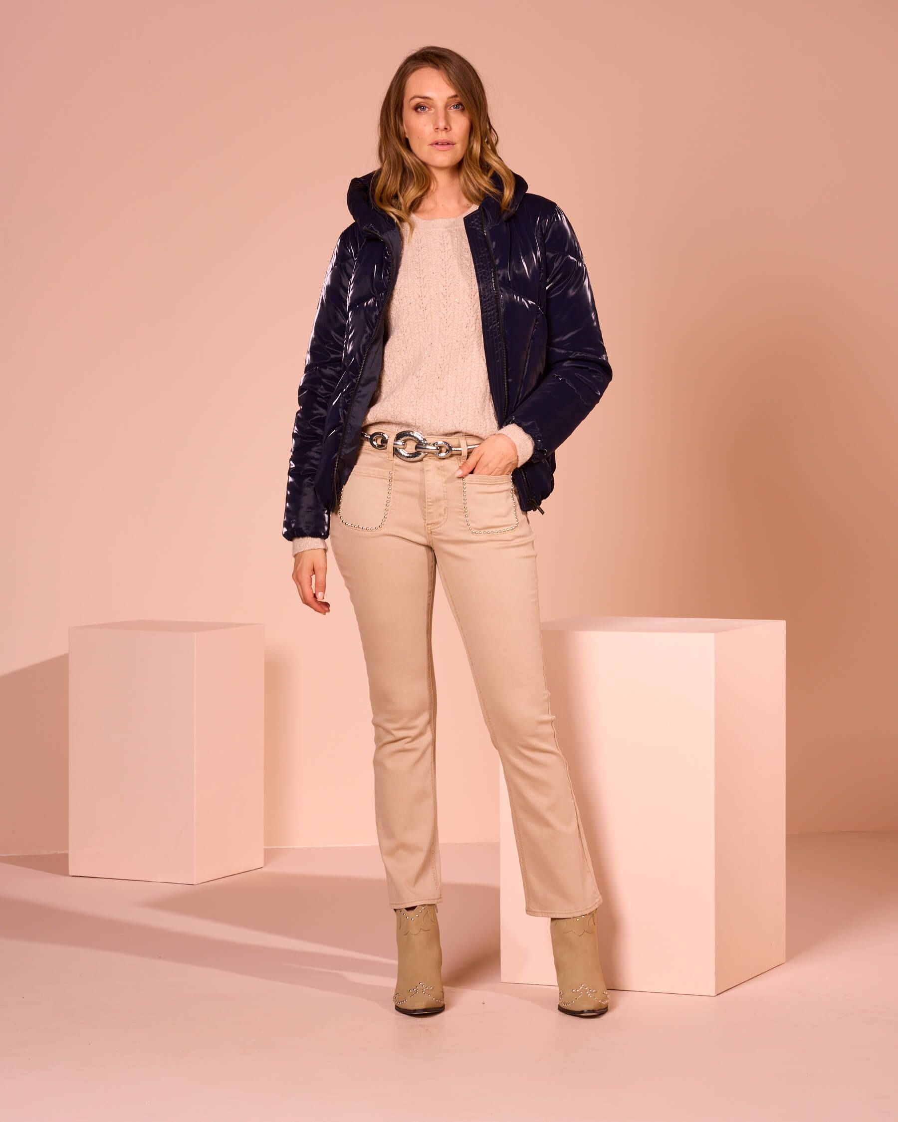 Pantalone a zampetta con borchie