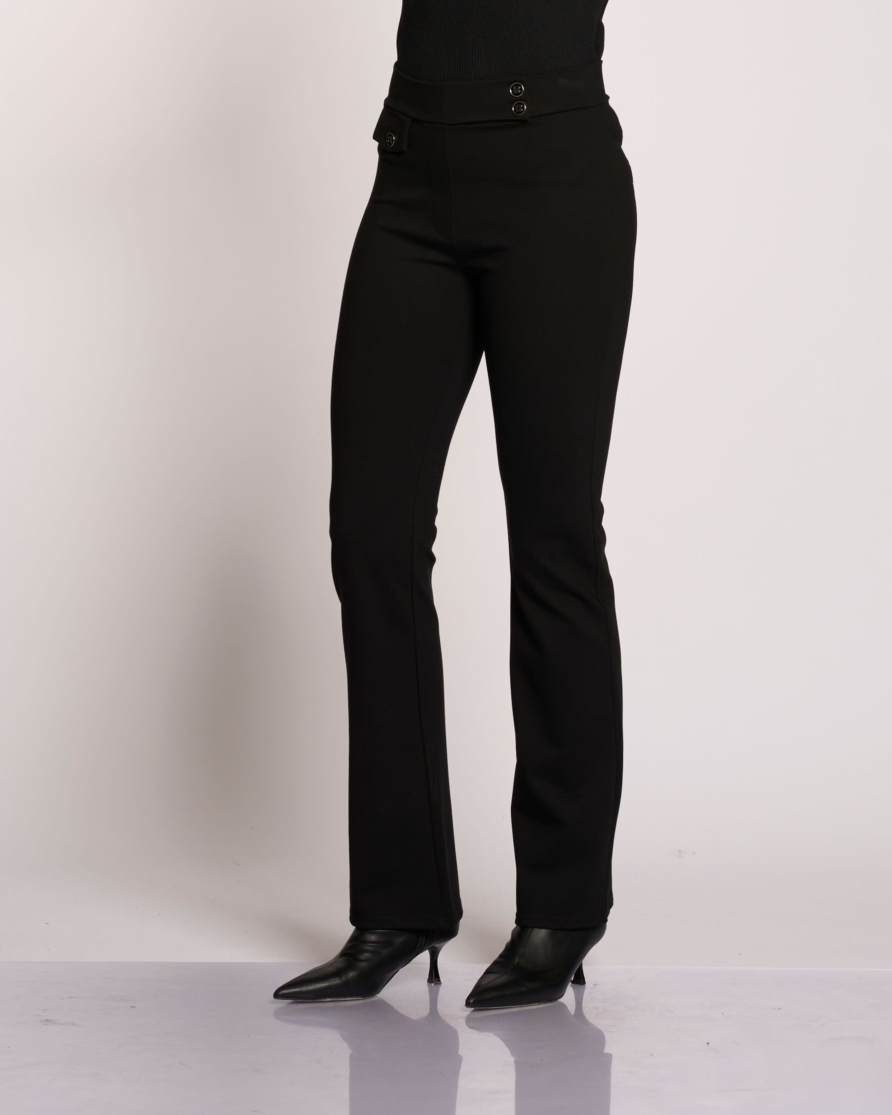 Pantalone dritto con tasche e bottoni
