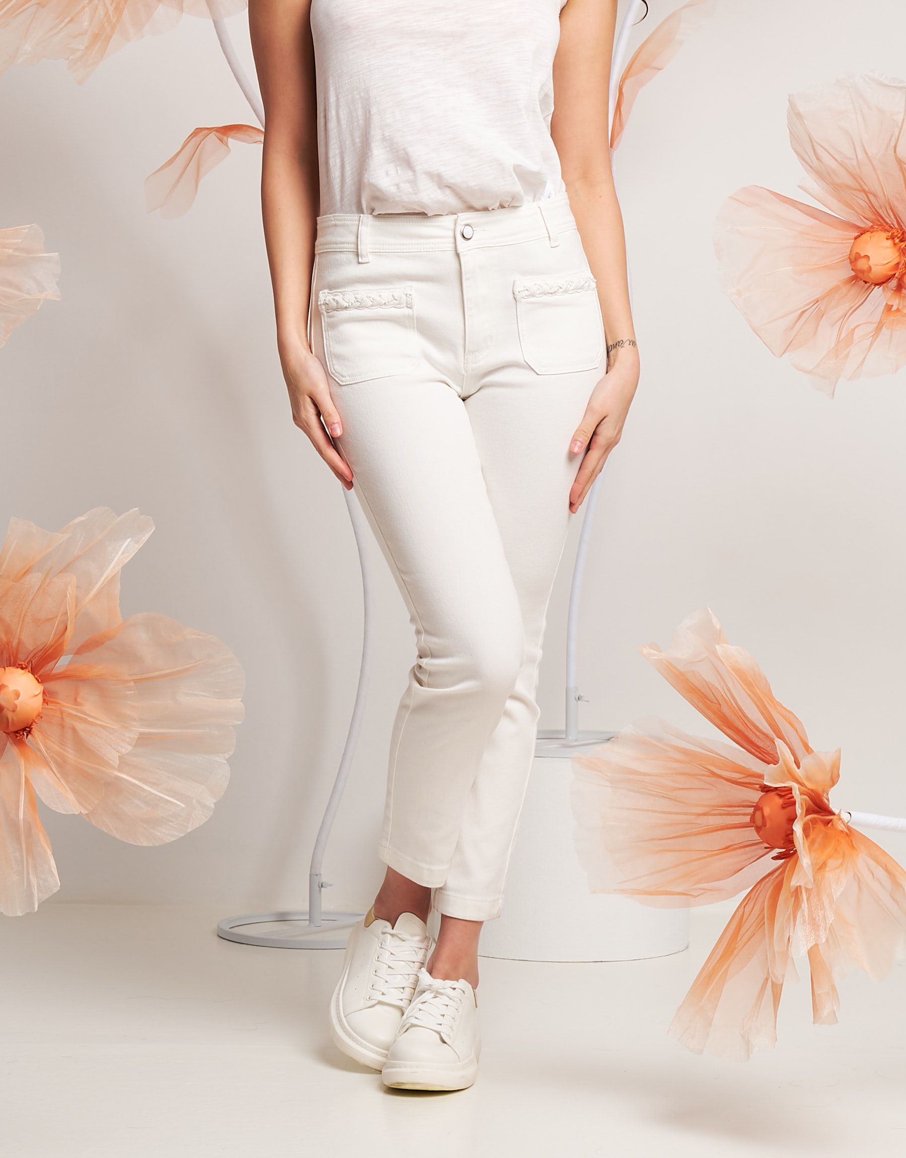 Pantalone in cotone con perle sui taschini