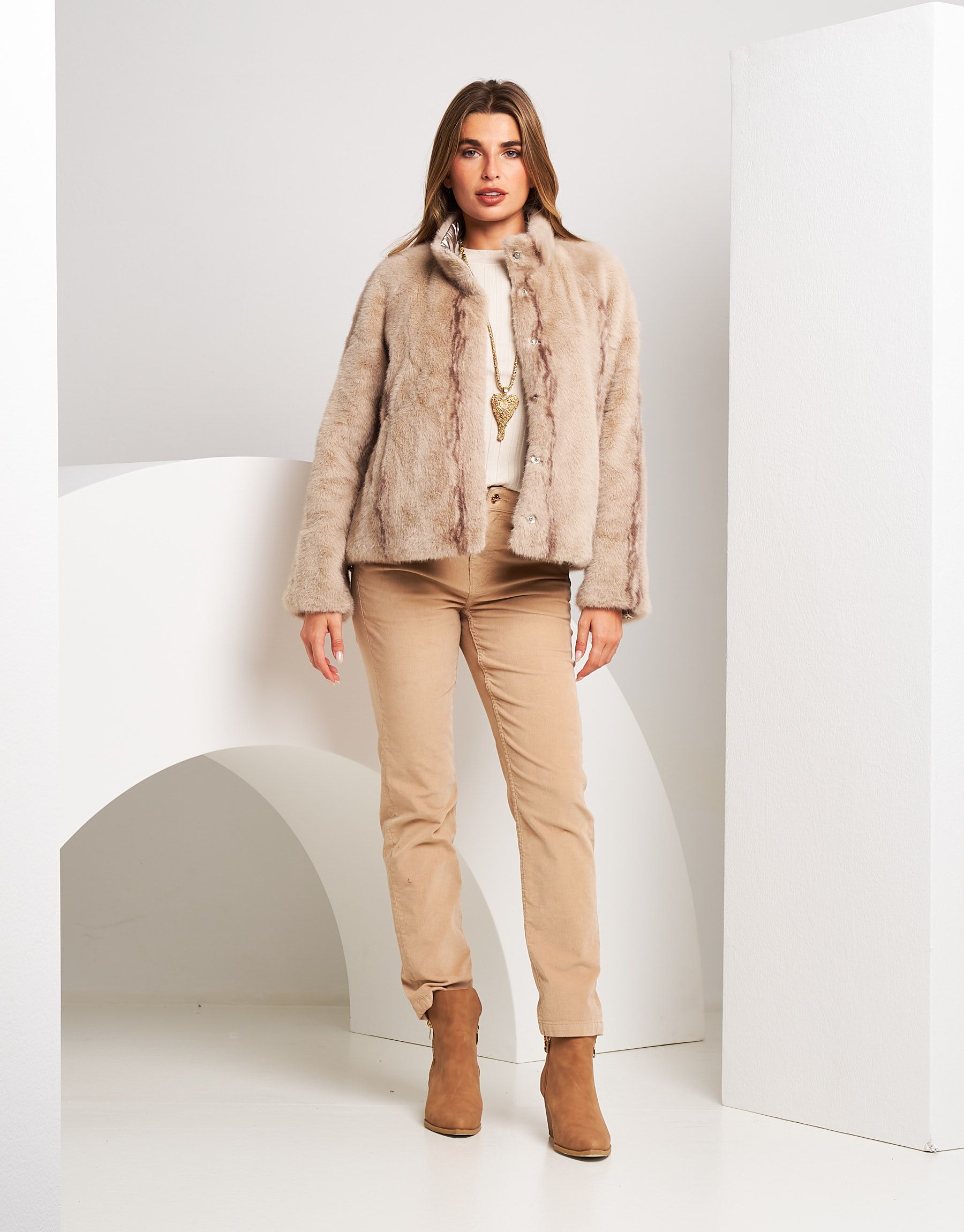 Pantalone in cotone con ricamo e tasche