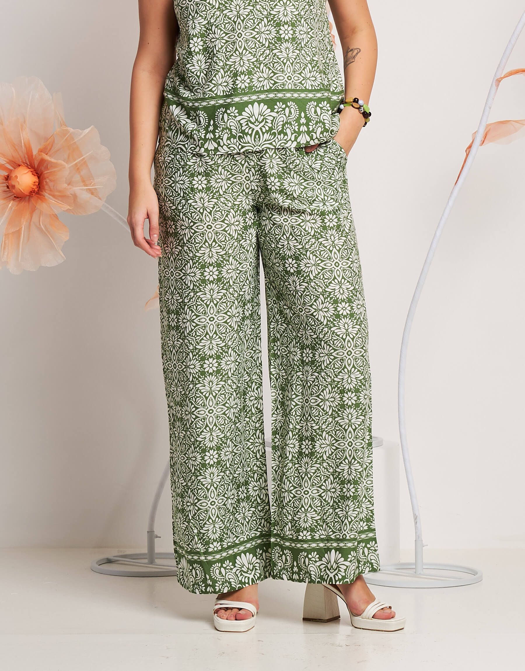 Pantalone largo con elastico e abbassamento