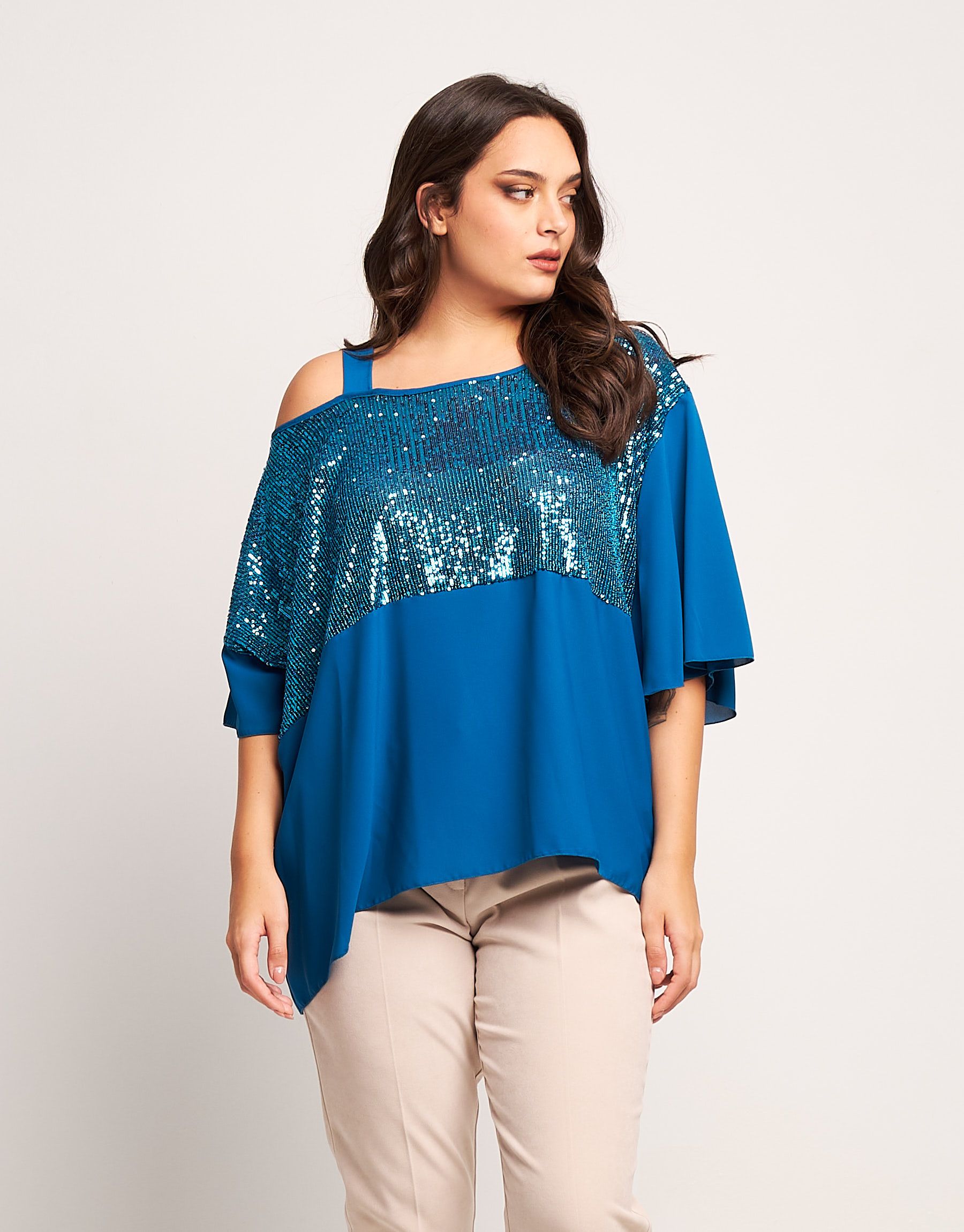 Poncho asimmetrico pavone con paillettes curvy
