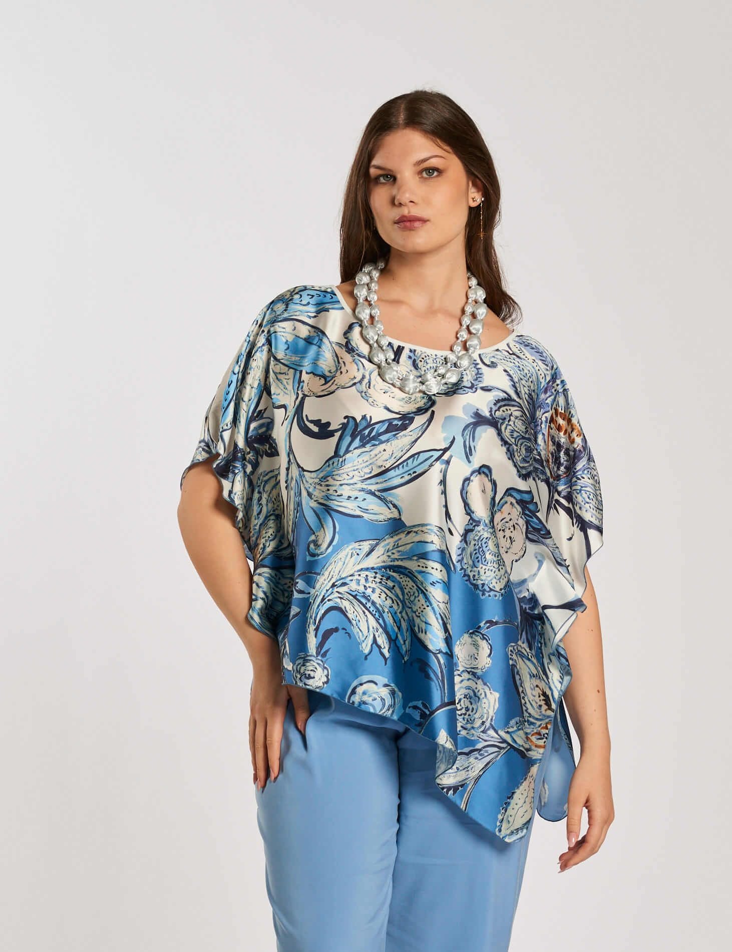 Poncho fantasia asimmetrico con punta curvy
