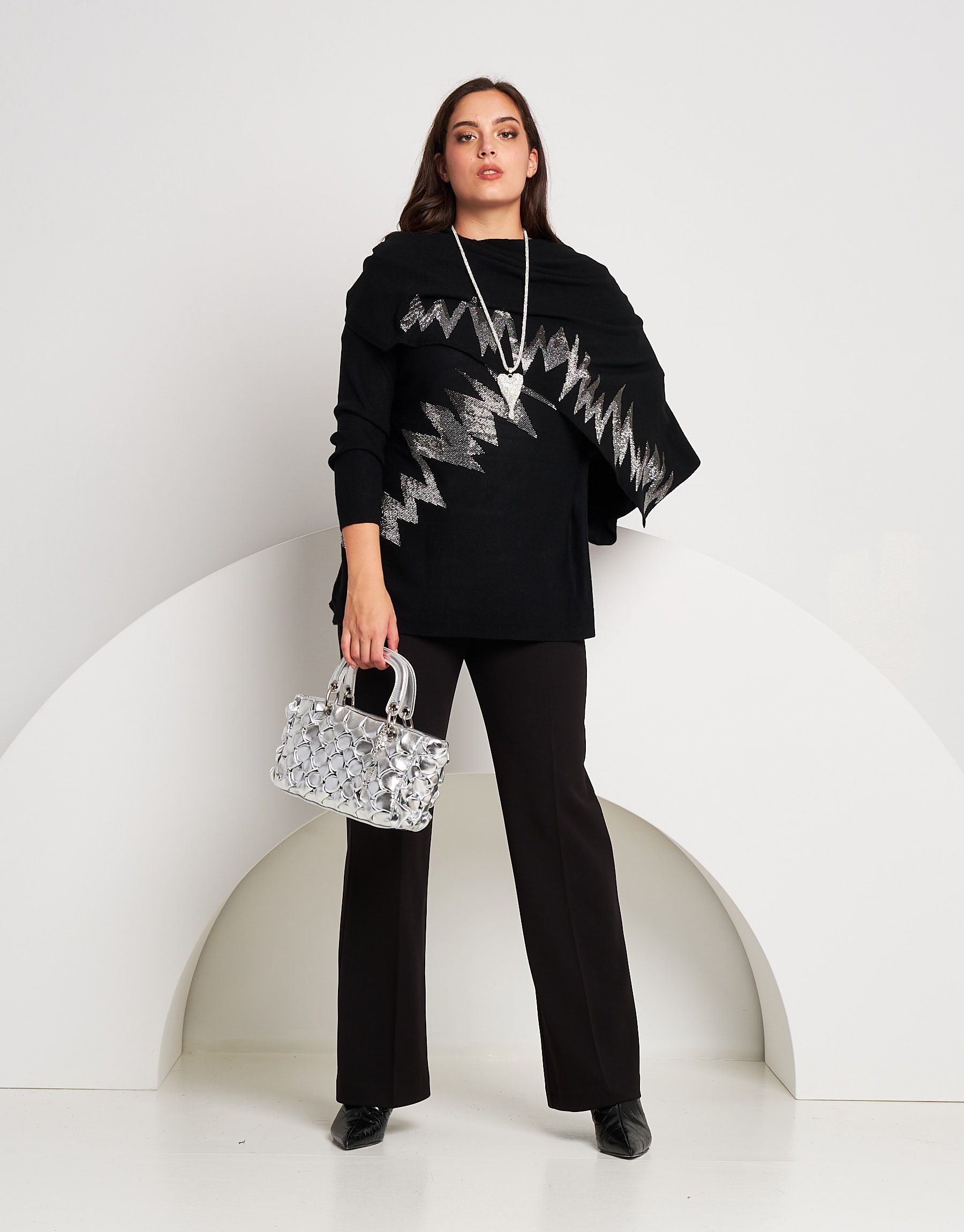 Poncho in maglia con zig-zag di strass