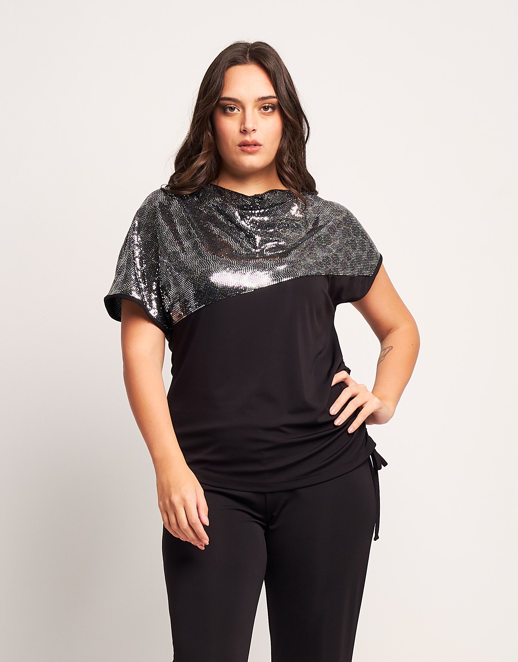 T-shirt asimmetrica con paillettes e coulisse curvy