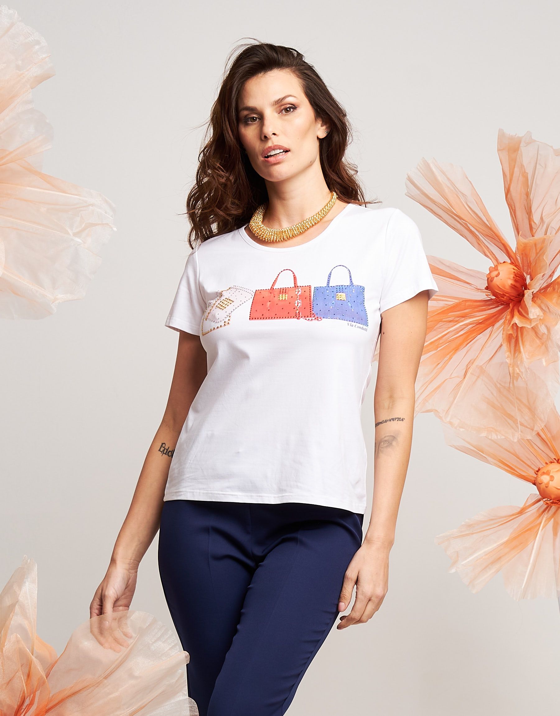 T-shirt con stampa borse e strass