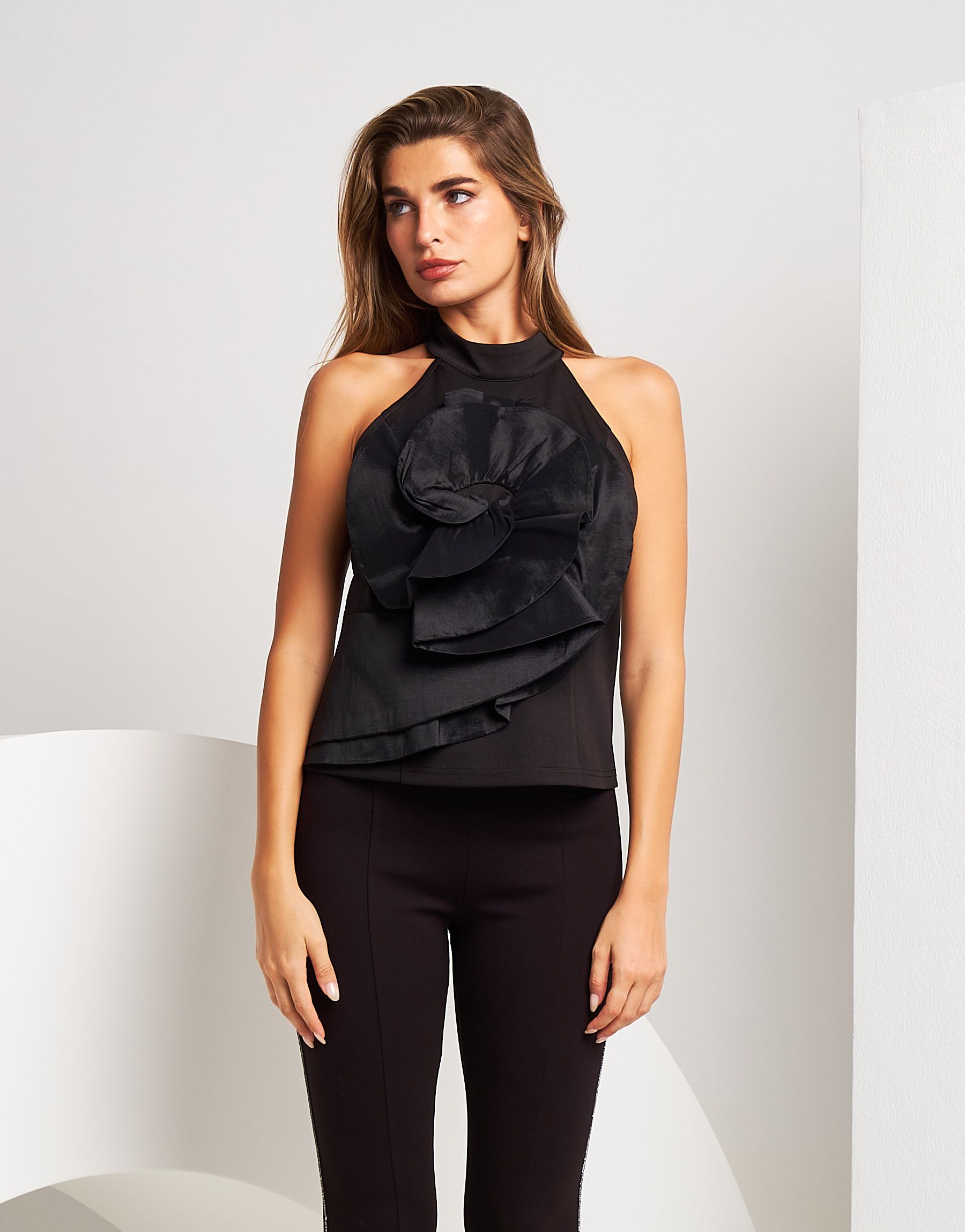 Top con fiore in taffetà e spacco