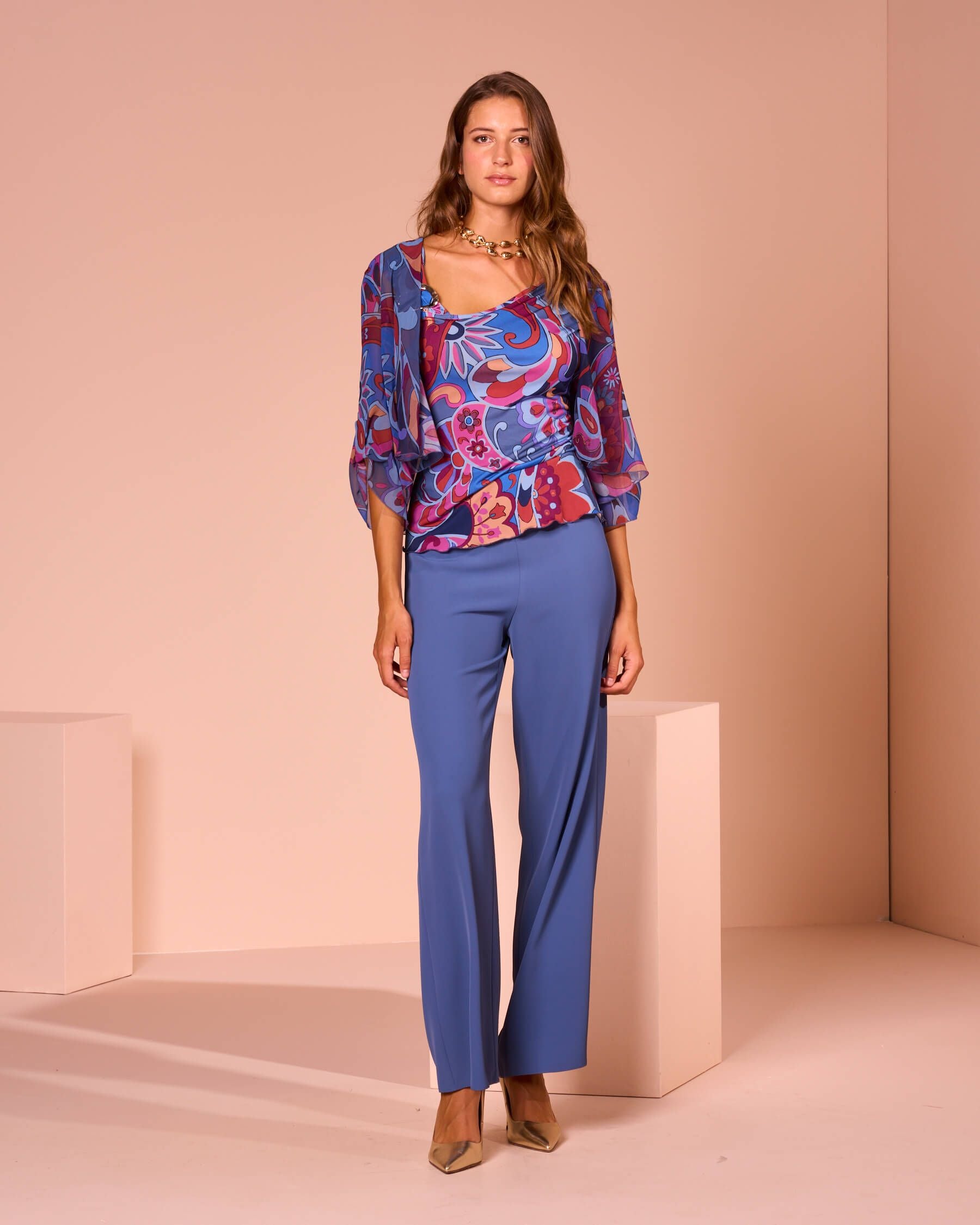 Top con scollo asimmetrico e fibbia