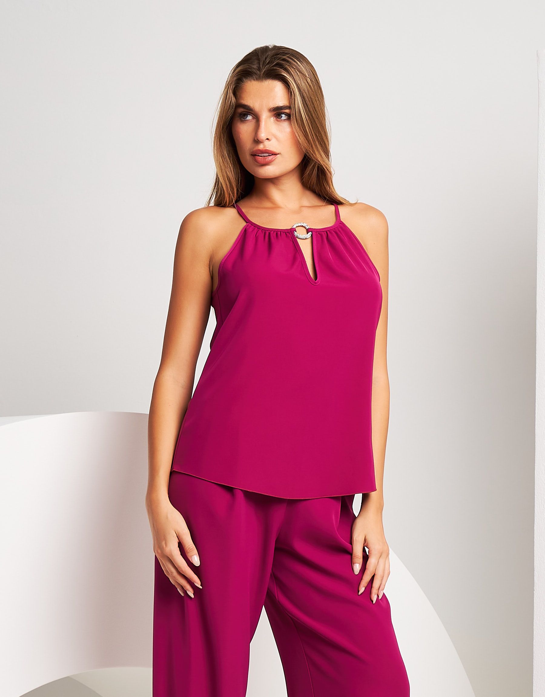 Top con scollo e accessorio