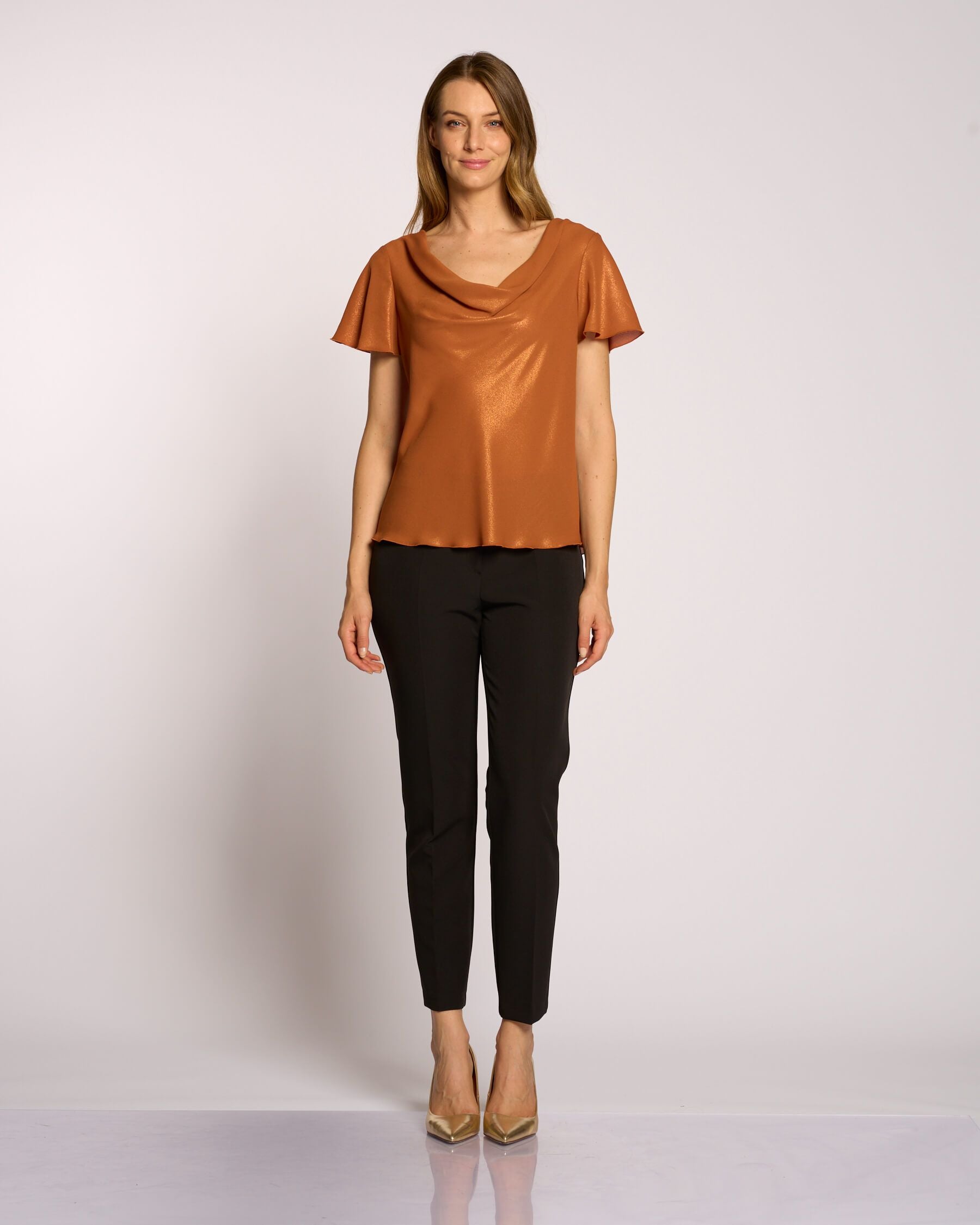 Top in georgette laminata con scollo a cappuccio