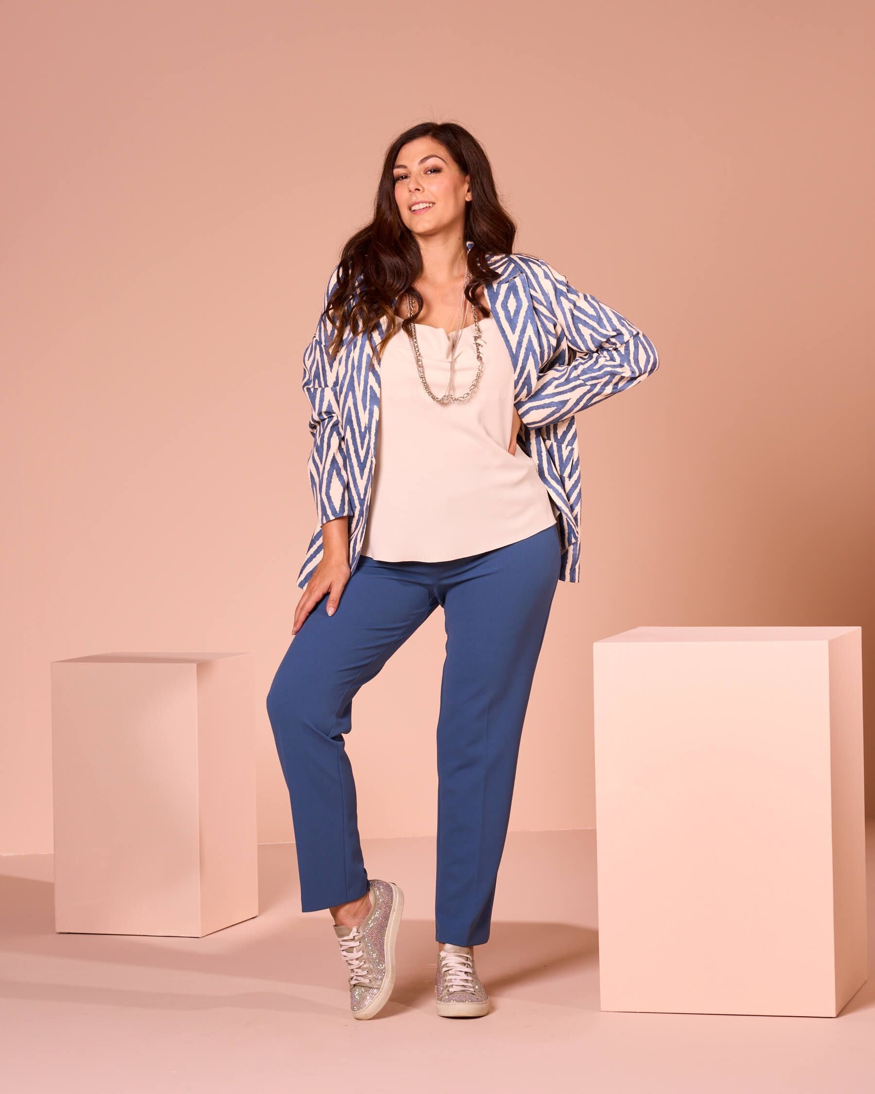 Top sbieco con scollo a cappuccio curvy