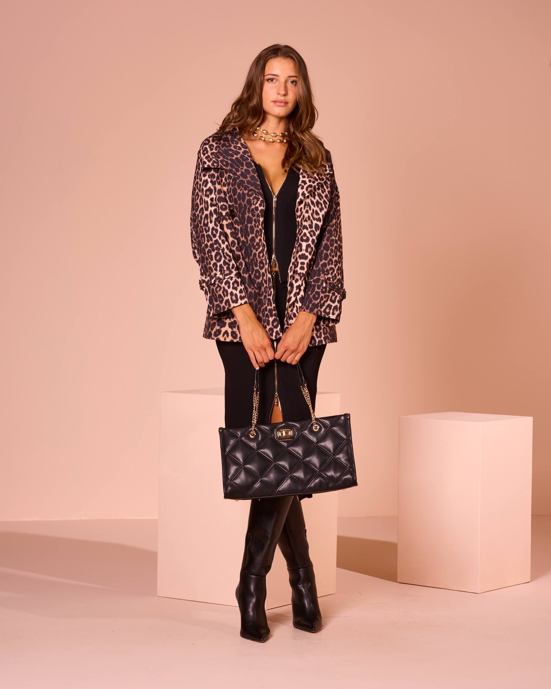 Trench maculato con tasche e cintura