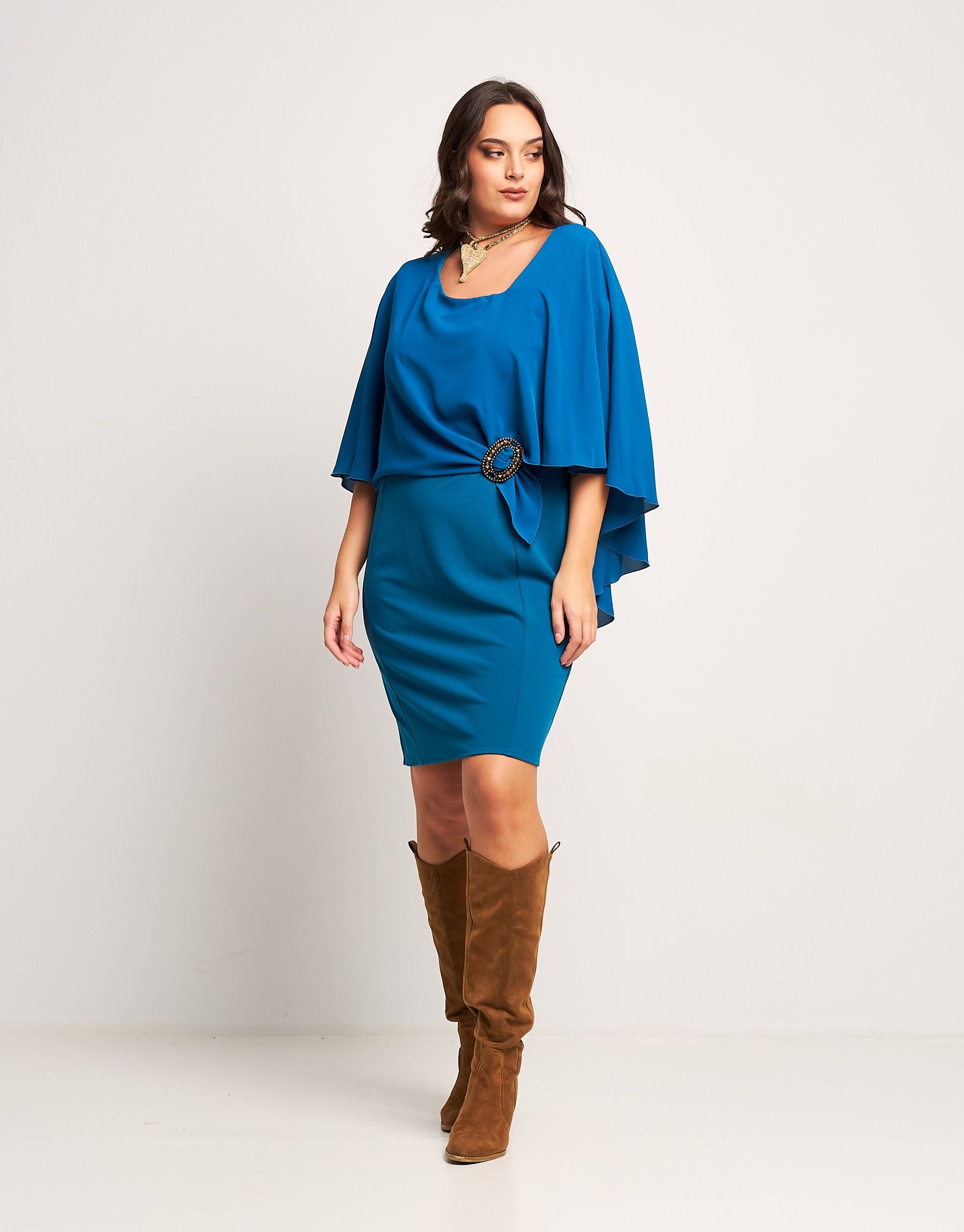 Tubino con mantellina e fibbia curvy