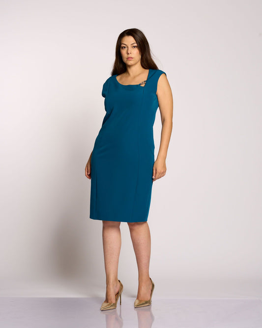 Tubino con scollo e accessorio curvy