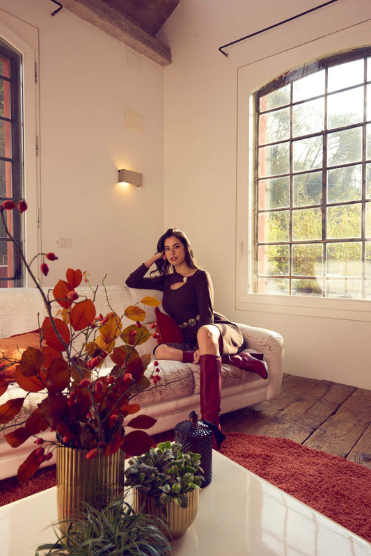 Vestito con scollo rotondo e drappeggio