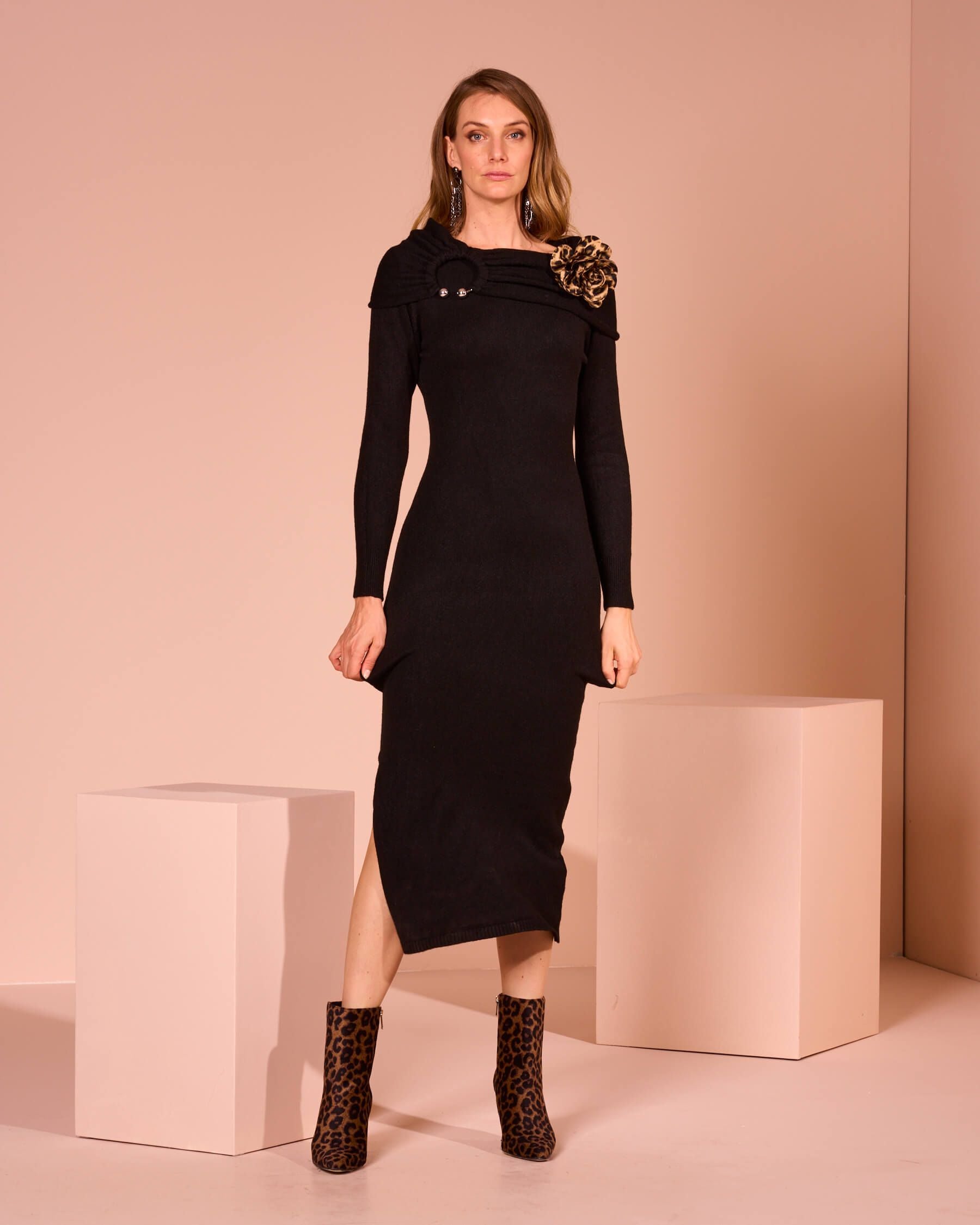 Vestito in maglia con anello e spacco