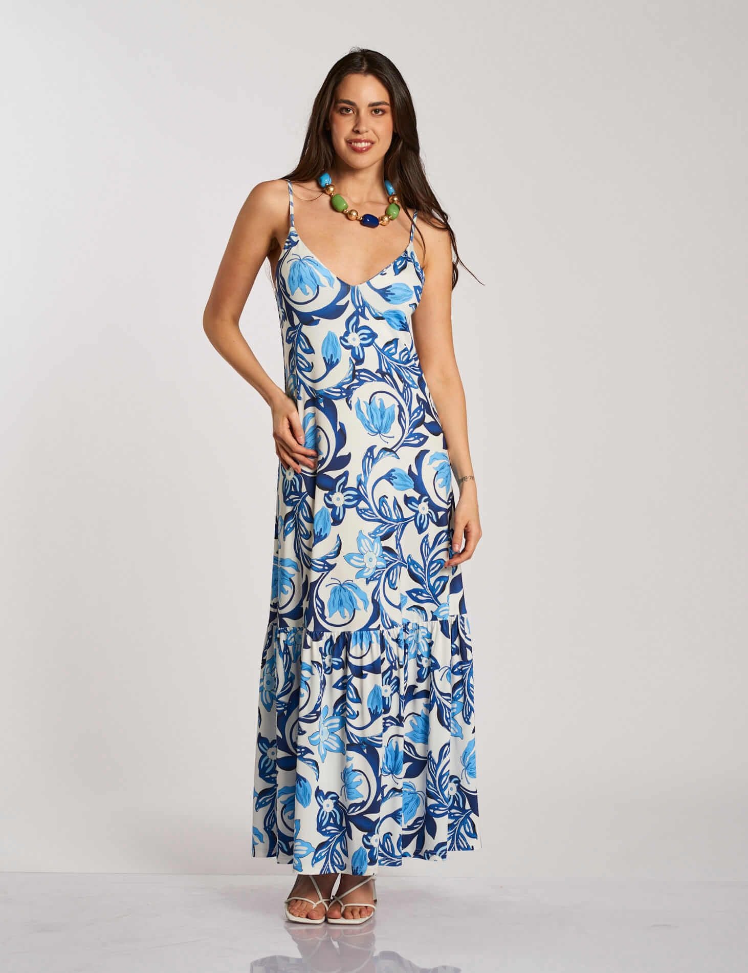 Vestito lungo con scollo a V e balza